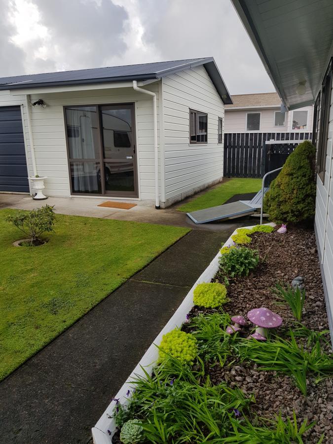 The Garage Hotel Waitara Exterior photo