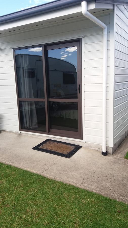 The Garage Hotel Waitara Exterior photo